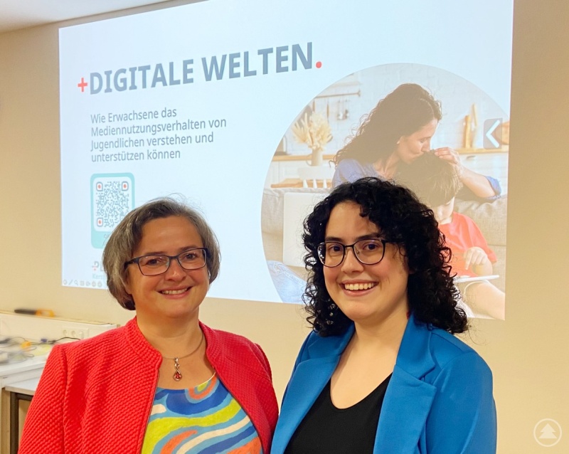 Die beiden Referentinnen Sarah Marhold (rechts) und Kerstin Marhold-Achatz geben Einblicke in die digitalen Welten von Kindern und Jugendlichen. Die über 40 Anwesenden bekamen interessante Einblicke in verschiedene Themenfelder von Social Media und Hintergrundinformationen zu aktuellen Entwicklungen.