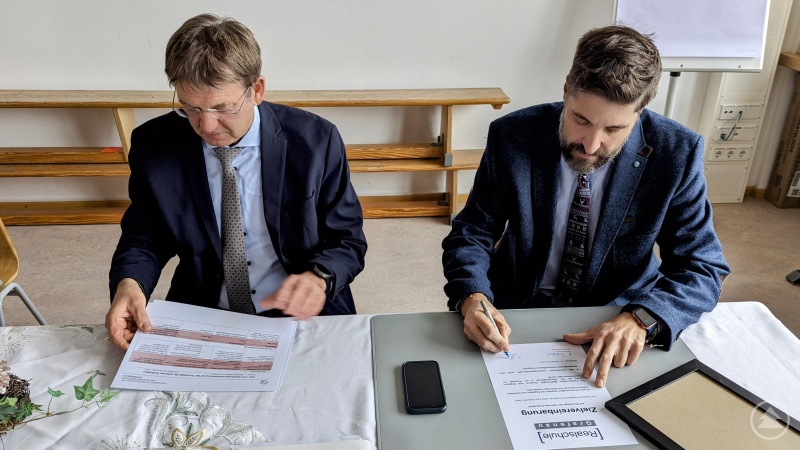 Manfred Brodschelm, Ministerialbeauftragter für die Realschulen in Niederbayern und Ferdinand Klingelhöfer, Schulleiter der Realschule Grafenau, bei der Unterzeichnung der Zielvereinbarungen aus der Externen Evaluation.