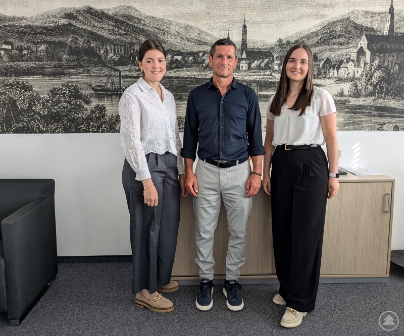 v. l. Franziska Brandl (Absolventin), Peter Weindl (Vorsitzender der Geschäftsführung der Agentur für Arbeit Deggendorf), Nadine Schlener (Absolventin)