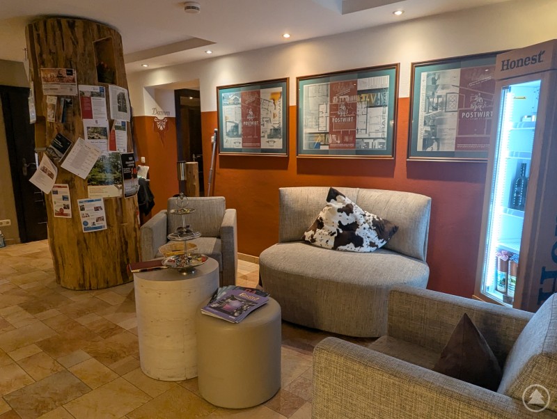 Ankommen und sich ganz wie dahoam fühlen: Empfangsbereich gleich neben der Rezeption beim Postwirt Landhotel Postwirt in Grafenau Empfangsbereich und Rezeption