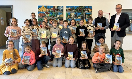 Krimi mit Kini: MdL Martin Behringer &uuml;bergibt Isar-Detektive-Klassensatz an Grundschule Grafenau