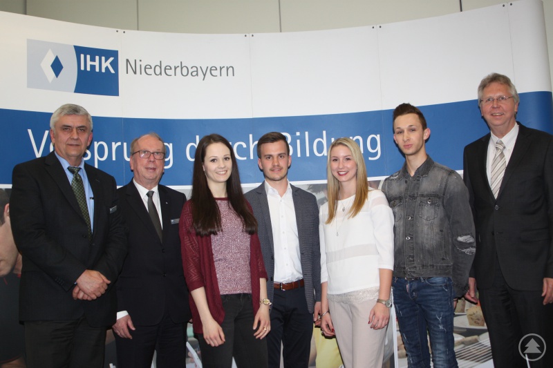 Die Prüfungsbesten aus dem Landkreis Freyung-Grafenau mit den IHK-Vizepräsidenten Christian Hatz und Alois Atzinger (links) sowie Uwe Burghardt, dem Schulleiter der Berufsschule Waldkirchen