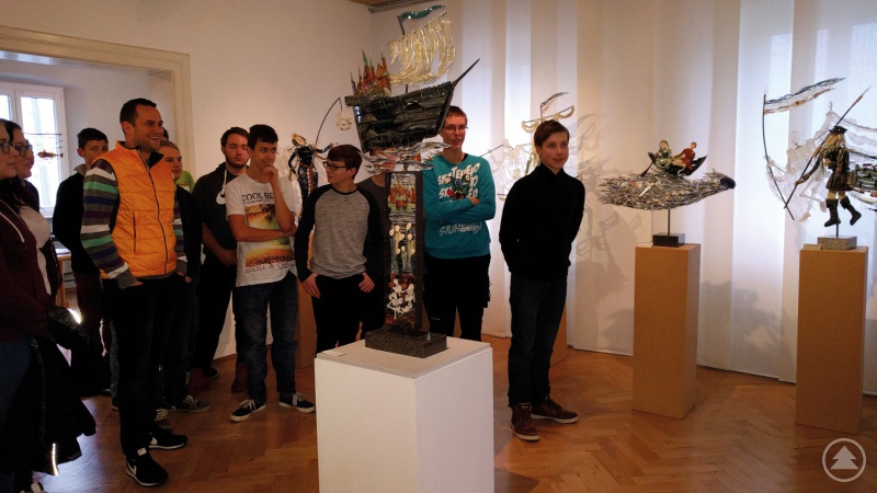 Gespannt verfolgten die Jugendlichen die Ausführungen von Glaskünstler Hermann Ritterswürden und Glasgraveurin Alexandra Geyermann wie Glaskunstwerke entstehen.