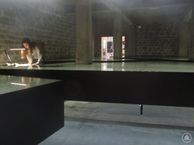 Eine Schülerin studiert im "Raum der Namen" eine der aufliegenden Listen mit allen bekannten Namen von KZ-Häftlingen in Mauthausen