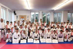 Bayerwald Karateka beschenken sich mit neuen Gürtelfarben