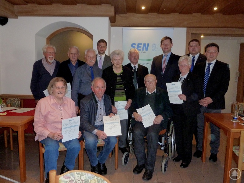 Ehrungen für 20 Jahre Mitgliedschaft: sitzend von links nach rechts: Marianne Christoph, Helmut Eberle, Rudolf Bergmann. stehend von links nach rechts: Willi Steger, Josef Brodinger, Josef Sager, CSU-Kreisvorsitzender Dr. Olaf Heinrich, Maria Kapsner, Kreisvorsitzender Günter Obermüller, MdB Thomas Erndl, Sonja Jürgens,  JU-Ortsvorsitzender Christoph Weishäupl und MdL Max Gibis.