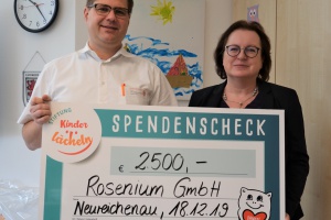 Bewohner und Pflegepersonal feiern und spenden