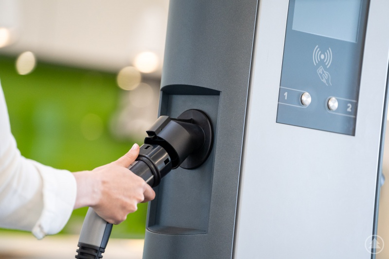 Ladesäule vor der Technagon GmbH