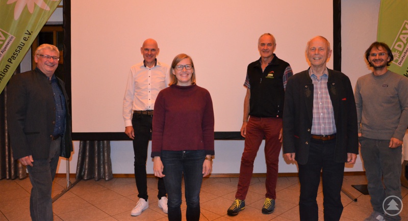 (v.l.) DAV-Sektionsvorsitzender Lothar Schramm, Andi Kainz, Nina Hartig, Hans Jehl, Wolfgang Saam und 2. Vorsitzender Werner Kavcic