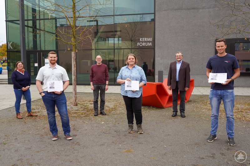 Zur Übergabe der Urkunde für das Römer-Stipendium trafen sich: v.l. Stefanie Möginger, Leiterin Career Service und Studium dual, Stipendiat Thomas Attenbrunner, Präsident Prof. Dr. Peter Sperber, Stipendiatin Kathrin Knysov, Richard Wander von der J.C. Römerstiftung und Stipendiat Michael Schwarzbauer.