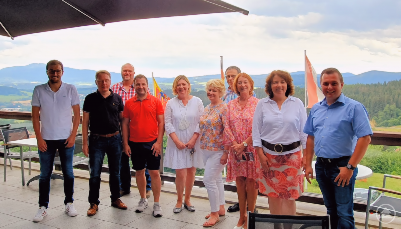 v.l.n.r.: Johannes Schätzl, MdB, Christian Flisek, MdL, Markus Kollmaier (SPD Zwiesel), Karl-Heinz Eppinger (SPD-Bürgermeisterkandidat Zwiesel), Elisabeth Reubel (Inhaberin Wellnesshotel Bavaria), Rita Hagl-Kehl, MdB, August Bastl (SPD Zwiesel), Sonja Prokscha (SPD Zwiesel), Ruth Müller, MdL, Andreas Lobenz (Ortsvorsitzender SPD Zwiesel).