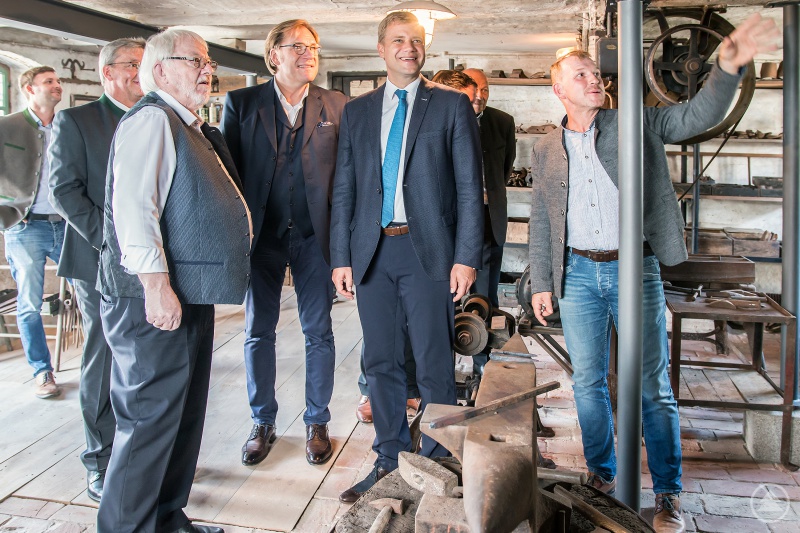 Besichtigten die Moosthenninger Schmiede: Bezirkstagspräsident Dr. Olaf Heinrich (2. v. r.) und Bezirkstagsvizepräsident Dr. Thomas Pröck (3. v. r.) mit Elmar Spanner (vorne links, dahinter Anton Kargel, Bürgermeister von Moosthenning); rechts im Bild: Johann Simeth, Mitglied des Gemeinderats