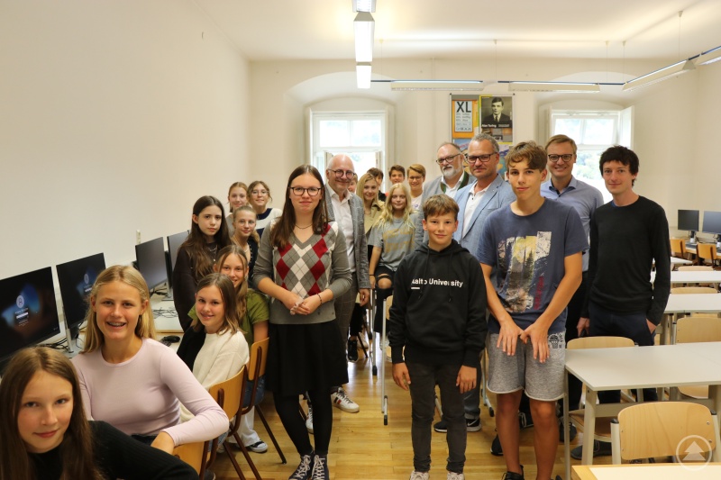 Oberbürgermeister Jürgen Dupper (hinten in der Mitte), Schulleiter Markus Birner (hinten links) und Projektkoordinator Jörg Hachmeier vom städtischen Hauptamt (hinten rechts) machten sich im Beisein von Schülern und Lehrern einen Überblick über das neue Projekt am Gymnasium Leopoldinum.