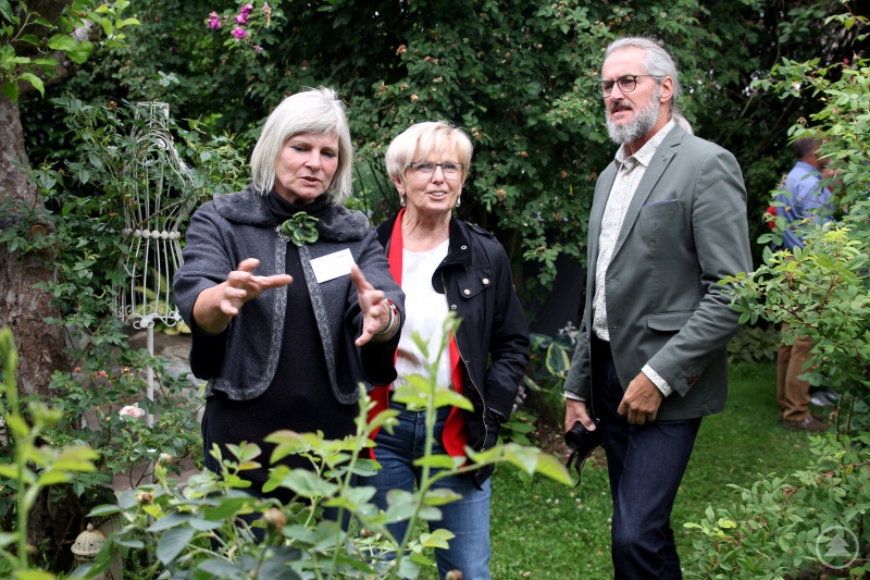 Sabine Wühr (li.) erklärte Landrätin Rita Röhrl und dem Kreisgartenfachberater Klaus Eder ihr Gartenkonzept.