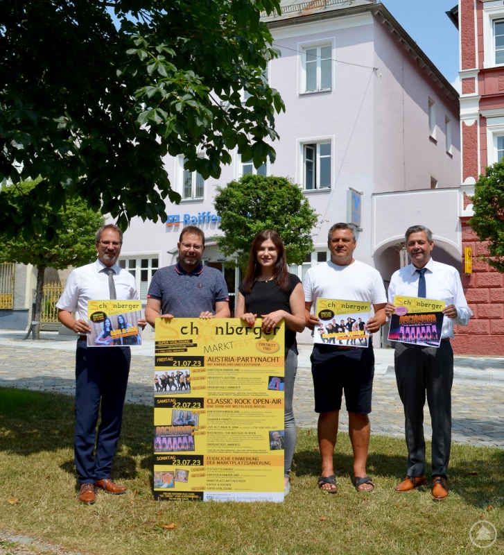 Die Organisation ist gemacht, schönes Wetter bestellt und den Rest erledigen Top Musik-Acts, stimmungsvolles Programm für jedes Alter sowie eine Rundum-Partyversorgung für hoffentlich viele Gäste. Darauf freuen sich die Direktoren der Raiffeisenbank Am Goldenen Steig Helmut Scheibenzuber (l.) und Kurt Gampe (r.) mit Geschäftsstellenleiterin Andrea Loibl sowie Organisator Hans-Jürgen Perl (2.v.l) und stellvertretender Bürgermeister sowie Veranstalter Herbert Kern jun. Foto: privat.