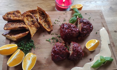 WAIDLER KOCHT REZEPT: WICHTELBRATEN mit Lackoberfläche, gerösteten Knoblauch-Brezen-Stangerl und Orangen-Chili-Mayo