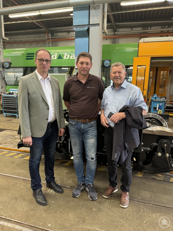 v .l. MdL Martin Behringer, Werksleiter Christian Geiger, Kreisrat Heinrich Schmidt