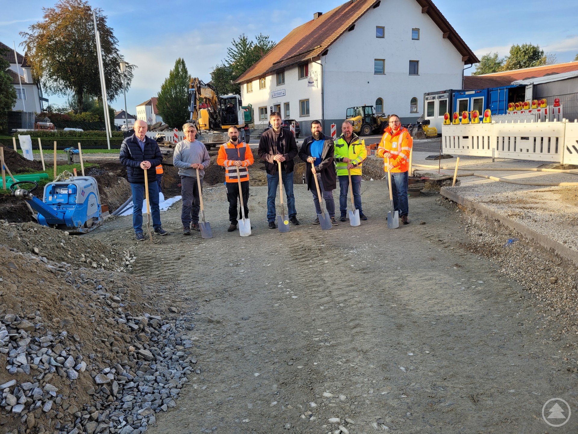 Buchhofen bekommt im Rahmen der Dorferneuerung eine neue Ortsmitte. Jetzt fand der Spatenstich für die Maßnahme statt. Das Foto zeigt (von links): Bürger-meister Josef Friedberger, Gerhard Reißmann (Firma H&T Bau), Manuel Kopp (Firma H&T Bau), Bernhard Pohmann (ALE Niederbayern), Manuel Paster (VLE), Hans Schwarz (VLE) und Martin Ebner (Staatliches Bauamt).