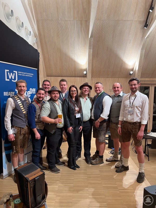 Das Organisationsteam Stefan Behringer, Andreas Bildl, Michael Meisetschläger, Jaroslava Pongratz, Anna Schraml und Alexander Treml mit Armin Müller an der Spitze blickte auf eine sehr gelungene Veranstaltung mit vielen Highlights und zahlreichen neu geknüpften Kontakten quer durch Bayern zurück.