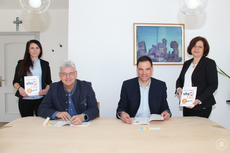 Präsentierten das vhs-Programm für Frühjahr/Sommer 2025 (von links): Dr. Karina Fisch, Geschäftsführerin der vhs, Siegfried Wilhelm (Landratsamt), Landrat Sebastian Gruber und Klara Köck, stv. Geschäftsführerin der vhs. MM 2025-02-28 Neues Lernen, sich begegnen vhs präsentiert vielfältiges Programm für das nächste Halbjahr.JPG