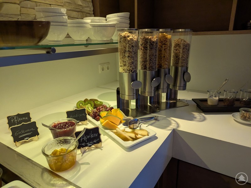 Auch das Frühstücksangebot kann sich sehen lassen. Hier: Eine kleine Auswahl der frisch aufgetischten Speisen Reichhaltiges Frühstücksangebot im Grafenauer Landhotel Postwirt