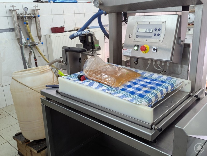 Nach dem Erhitzen kann der jetzt trinkfertige Saft auch schon abgefüllt werden. Das ist in 5- oder 10-Liter-Verpackungen möglich. Apfelsaft wird in 5-Liter-Gebinde abgefüllt