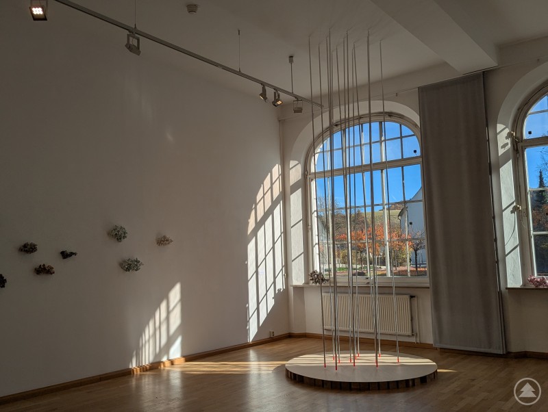 Installation mit durchscheinendem Licht in der Stadtgalerie