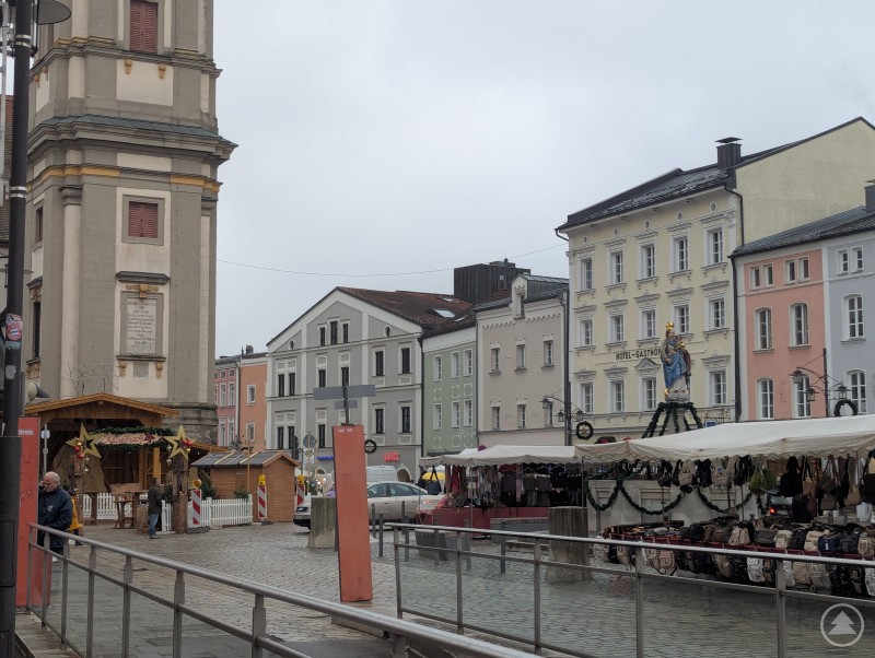 Deutschlands gr&ouml;&szlig;te Sandkrippe und Marktst&auml;nde am Luitpoldplatz von Deggendorf