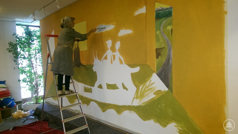 Gabi Hanner bei der Gestaltung der neuen Wand in der Kreisbibliothek Freyung.