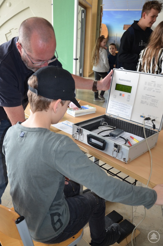 Die Polizei testete mit den Grundschülern ihre Reaktionsfähigkeit.