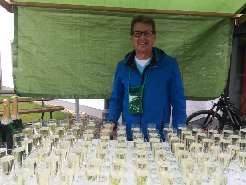 Bei der ersten Station begrüßte Georg Hatzesberger, der Bürgermeister von Aicha v.W. die Wanderer mit einem Sekt.
