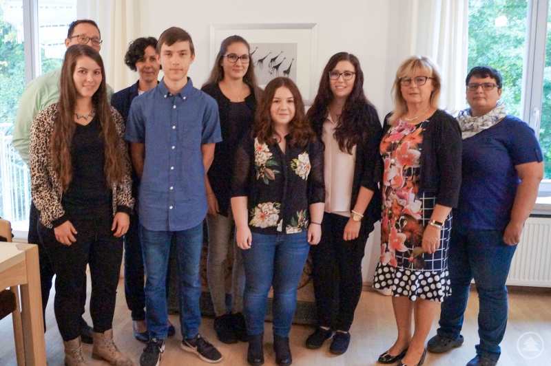 Herzlich willkommen geheißen wurden die Auszubildenden Nadine Bayerl (3. v. re.), Jana Aigner (4. v. re.), Johanna Anetzberger (5. v. re.) und Daniel Gibis (6. v. re.) nicht nur von der stellvertretenden Landrätin Helga Weinberger (2. v. re.), sondern auch von der Ausbildungsleiterin der Beamtenanwärter/innen, Judith Wunder (re.), Sibylle Müller von der Hauptverwaltung (hinten, 2. v. li.), dem Personalratsvorsitzenden Alexander Bertelshofer (hinten li.) sowie der Jugend- und Auszubildendenvertretung, Theresa Friedsam (vorne li.).