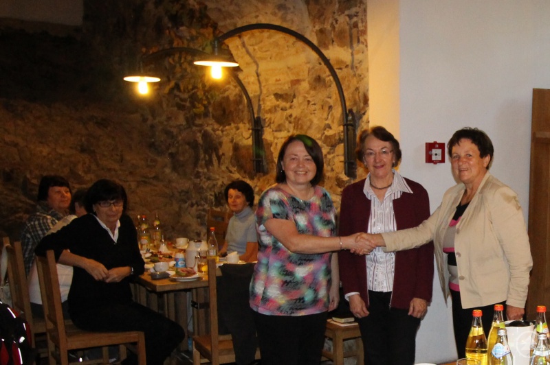 Stellvertretende Landrätin Renate Cerny beglückwünscht die Leiterin der Bibliothek Prachatitz, Mgr. Hana Mrazova, im Beisein der Leiterin der Kreisbibliothek Freyung, Norburga Schreiner, zu dem erfolgreichen Projekt.