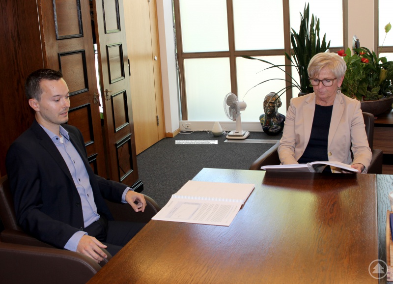 Christoph Friedl und Landrätin Rita Röhrl im Gespräch.