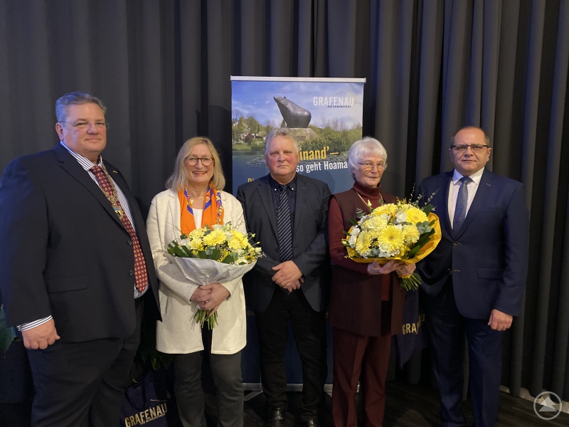 Die Geehrten mit Grafenaus Bürgermeister Max Niedermeier v.L. Eva Pongratz (Schöner Bayerischer Wald), Albert Lehner (Karikaturist), Franz Schopf (Firma Knauf AMF Grafenau) und Frau Anneliese Stöger (60 Jahre Chorleiterin und Organistin in dir Pfarrgemeinde Haus i. Wald).