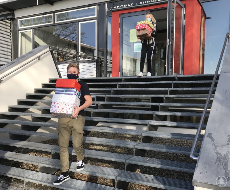 Schülerinnen und Schüler der 10a beim Verladen der Päckchen.