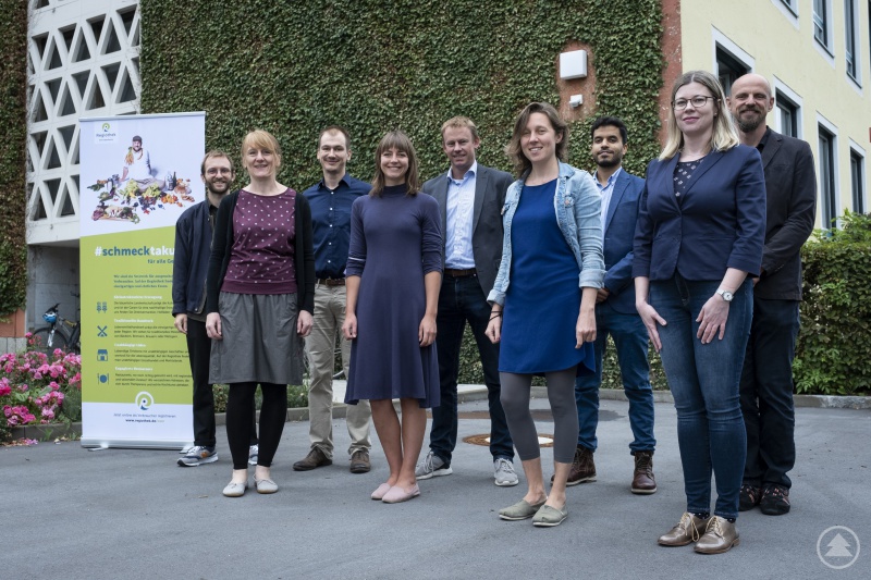 Freuen sich auf die Zusammenarbeit im Projekt SMAEG Bot: Bastian Kühnel (v.l.), Britta Biskup und Alexander Treml von der Regiothek, Franziska Kellerer, Dr. Stefan Mang und Judith von Minden von CENTOURIS, sowie Mehdi Ben Amor, Dr. Jelena Mitrovic und Prof. Dr. Michael Granitzer von der Universität Passau. (Foto: Universität Passau/Studio Weichselbaumer)