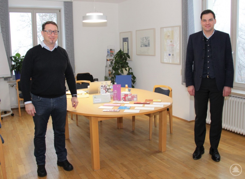 Freuen sich über den Erfolg der Gutschein-Aktion: Landrat Sebastian Gruber (rechts im Bild) und Personalratsvorsitzender Alexander Bertelshofer. 