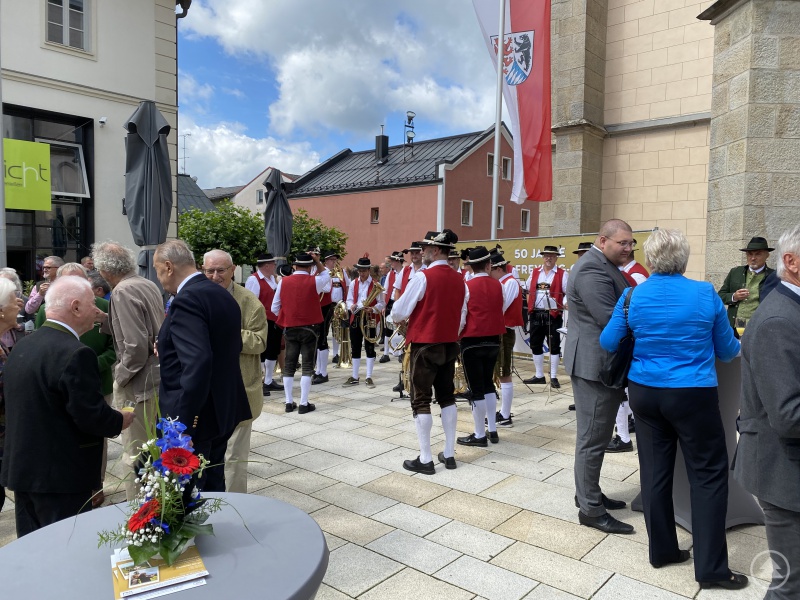 Den musikalischen Rahmen für den Gottesdienst und den folgenden Stehempfang schuf die Musikkapelle Hinterschmiding.