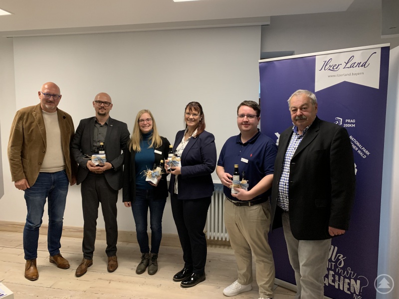 Der 1. Vorsitzende des Ilzer Landes Werner Weny (1.v.r.) und MdL Manfred Eibl (1.v.l.) überreichten den Referenten Michael Haderer (Thomas Krenn AG, 2.v.l.), Tina Johnscher (Bayern Innovativ, 3.v.l.), Elke Büttner (Bayern Innovativ, 3.v.r.) sowie Robin Hesch (Bayern Innovativ, 2.v.r.) ein kleines Geschenk.