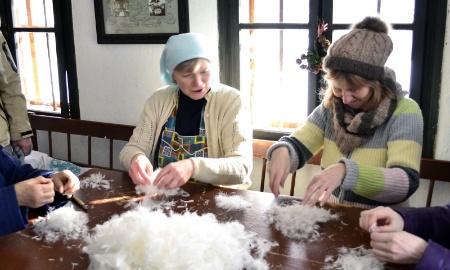 Winterarbeiten und Federnschleißen im Freilichtmuseum