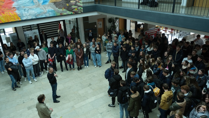 Schulleiter Christian Schadenfroh und Regionalmanager Stefan Schuster begrüßten die rund 170 Teilnehmenden