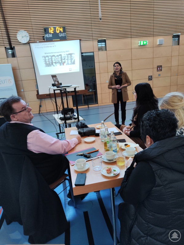 Hauptberufliche Vorständin, Alexandra Aulinger-Lorenz informierte auf der Mitarbeiterversammlung 2023 verbandliche Aus- und Rückblicke.