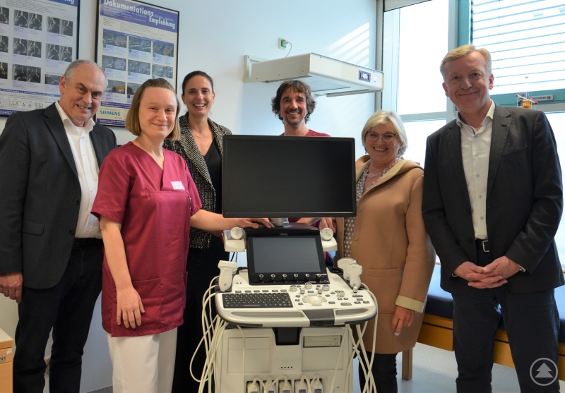 (v.l.) Kinderklinik-Geschäftsführer Reinhard Schmidt, Oberärztin Dr. Kathrin Baumgartner, Stiftungsvorstandsvorsitzende Dr. Maria Diekmann, Oberarzt Dr. Christian Voll, Annemarie Schmöller und Dr. Josef Sonnleiter aus der Vorstandschaft der Stiftung Kinderlächeln.