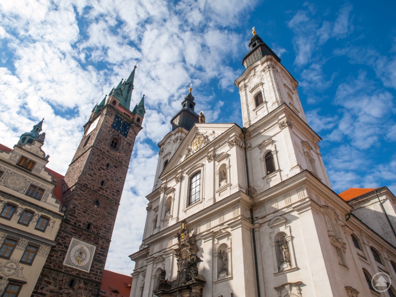 Der Schwarze Turm und die Jesuitenkirche in Klattau.