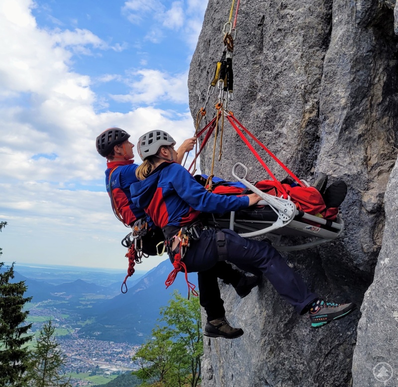 Christine Lagerbauer (links) beim Transport des Verletzten nach oben.