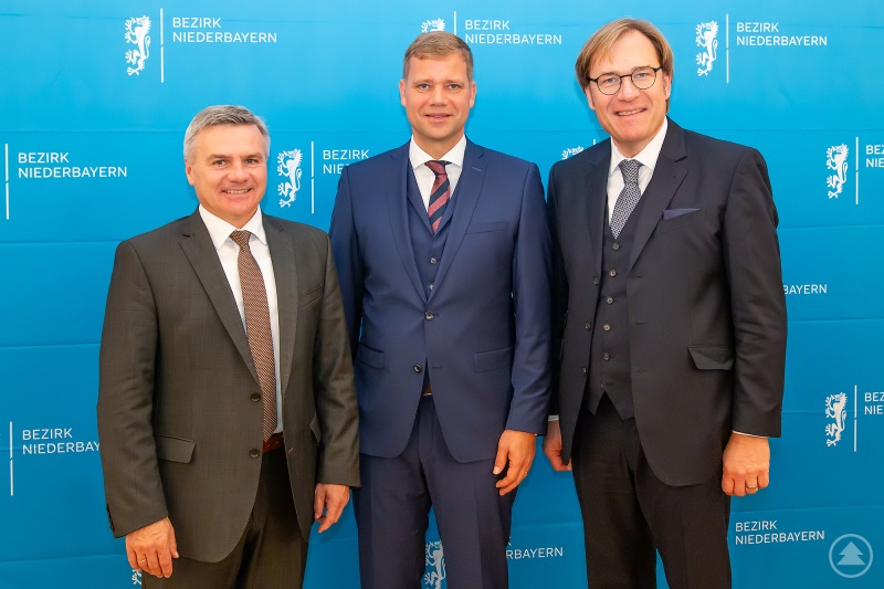 Bezirkstagspräsident Dr. Olaf Heinrich (Mitte), Bezirkstagsvizepräsident Dr. Thomas Pröckl (rechts) und weiterer Stellvertreter des Bezirkstagspräsidenten Peter Dreier (links) stehen künftig dem Bezirkstag von Niederbayern vor.