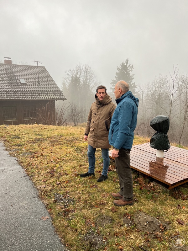 Hier soll die geplante Volkssternwarte entstehen: MdL Dr. Stefan Ebner mit Naturpark-Geschäftsführer Hartwig Löfflmann auf dem Eschenberg in der Gemeinde Kirchdorf im Wald