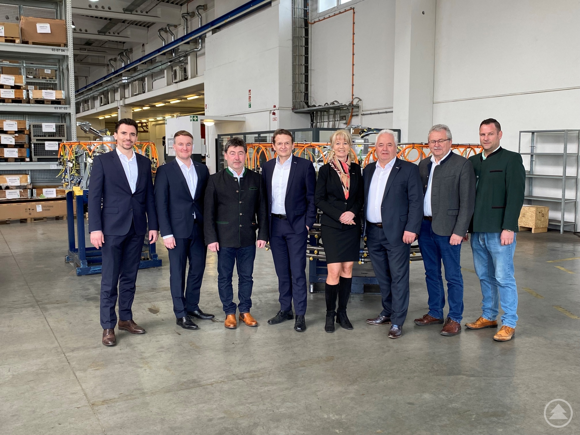 Alexander Sturm (Sturm GmbH & Co. KG), Benjamin Rott (kaufmännischer Leiter Sturm Blechverarbeitung GmbH), Salchings Bürgermeister Alfons Neumeier, Thomas Gilch (Geschäftsführer Sturm Blechverarbeitung GmbH), Renate Zenker-Sturm (Marketing und Öffentlichkeitsarbeit Sturm Blechverarbeitung GmbH), Wilhelm Sturm (Alleineigentümer Sturm Unternehmensgruppe), Landrat Josef Laumer, Wirtschaftsreferent Martin Köck (von links).