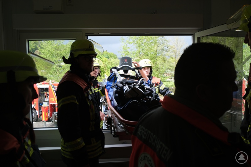 Szene aus dem Workshop „nichtinvasive Beatmung“, bei der die Teilnehmerinnen und Teilnehmer auch praktisch gefordert waren.